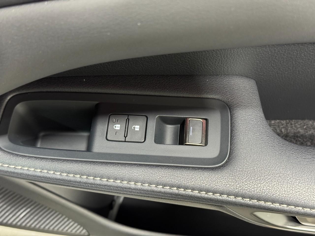 Lexus RX Vehicle Full-screen Gallery Image 21