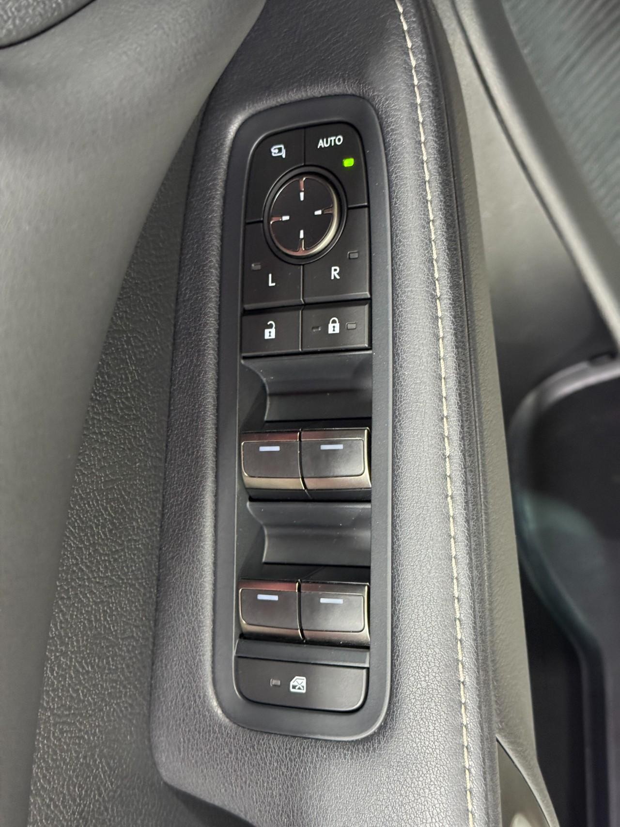 Lexus RX Vehicle Full-screen Gallery Image 22