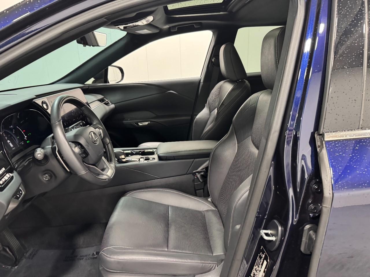 Lexus RX Vehicle Full-screen Gallery Image 23