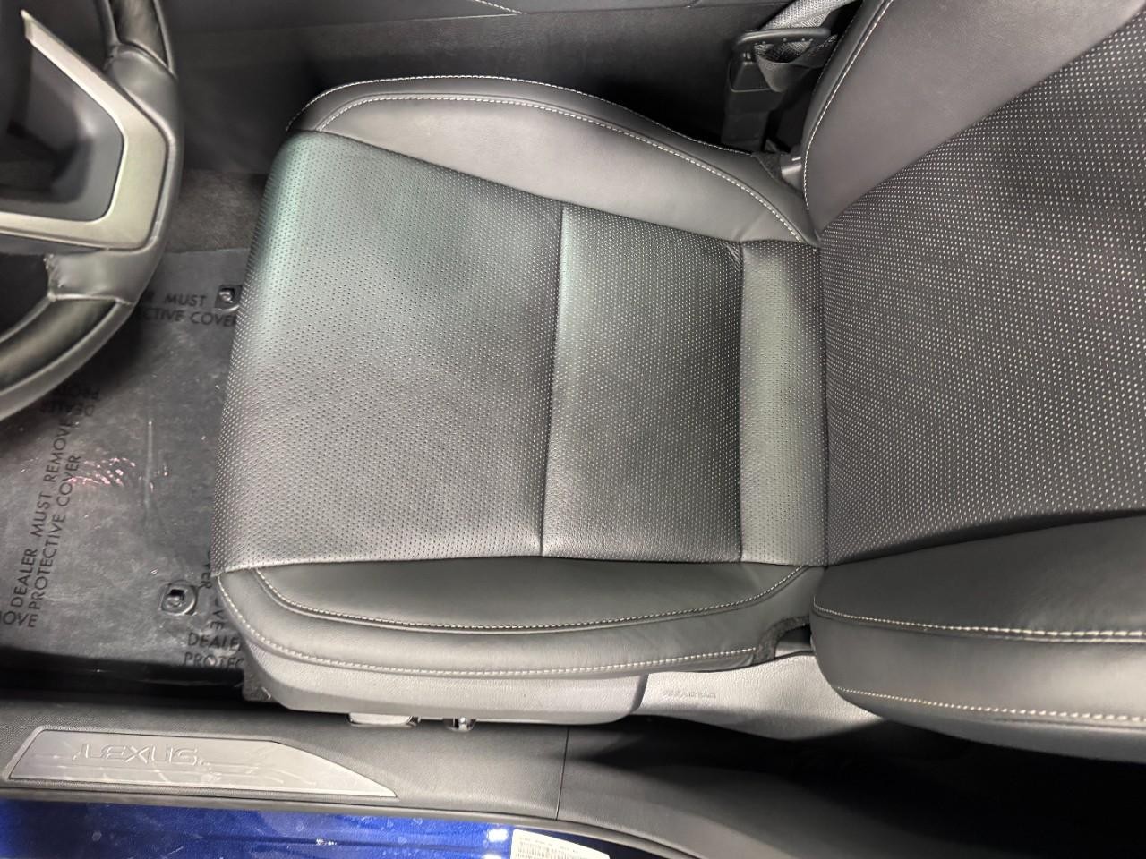 Lexus RX Vehicle Full-screen Gallery Image 24