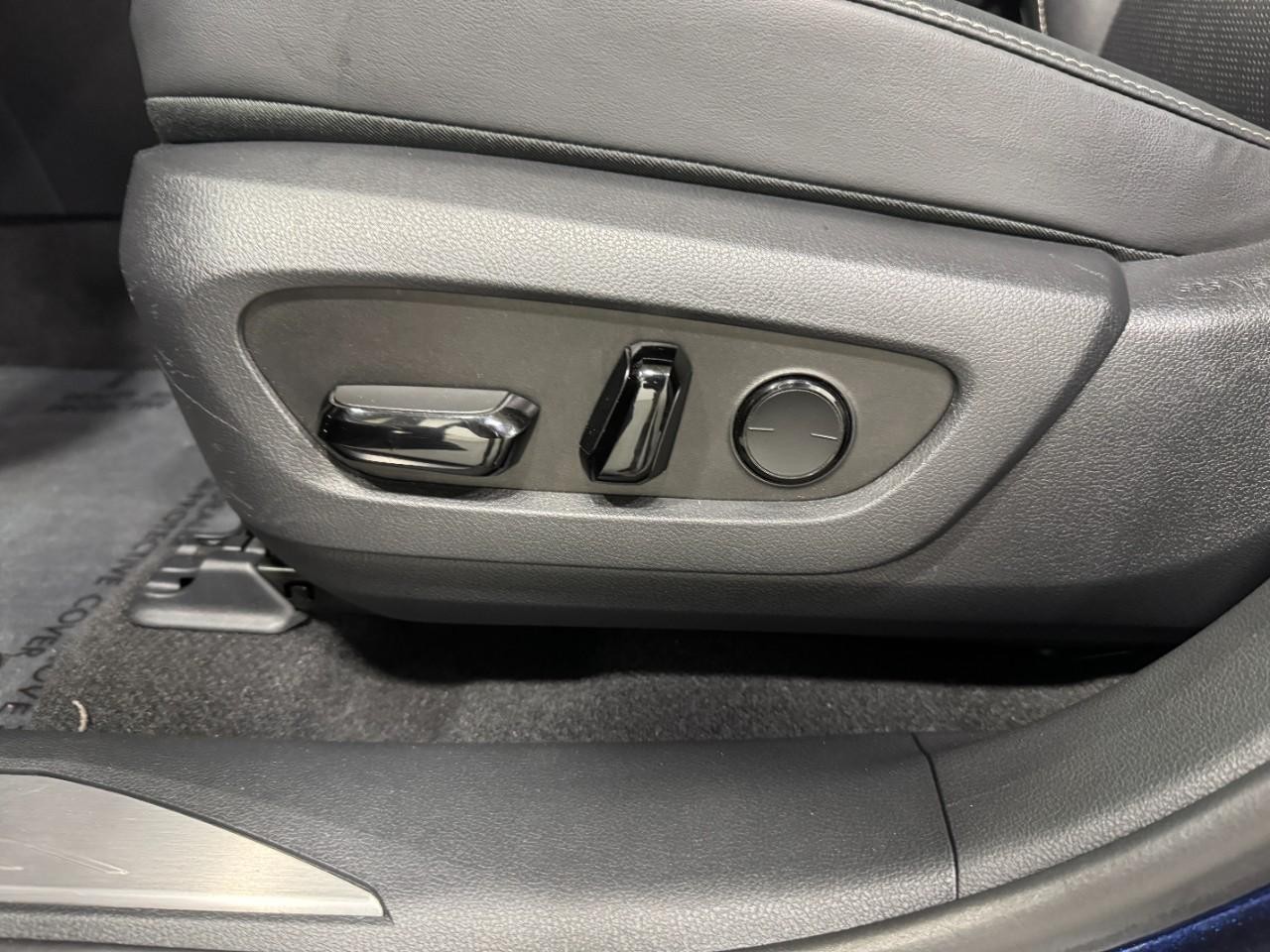 Lexus RX Vehicle Full-screen Gallery Image 25