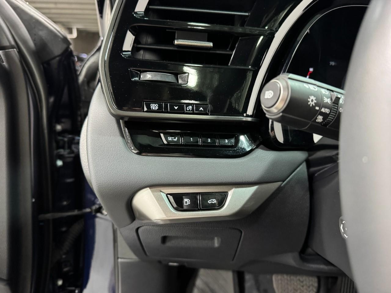 Lexus RX Vehicle Full-screen Gallery Image 26