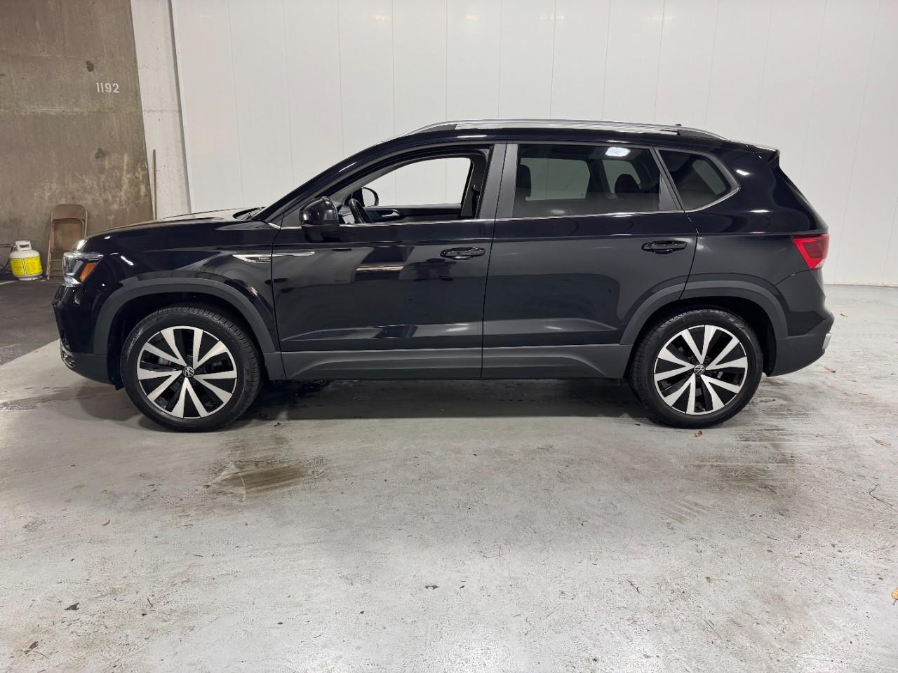 Volkswagen Taos Vehicle Full-screen Gallery Image 2