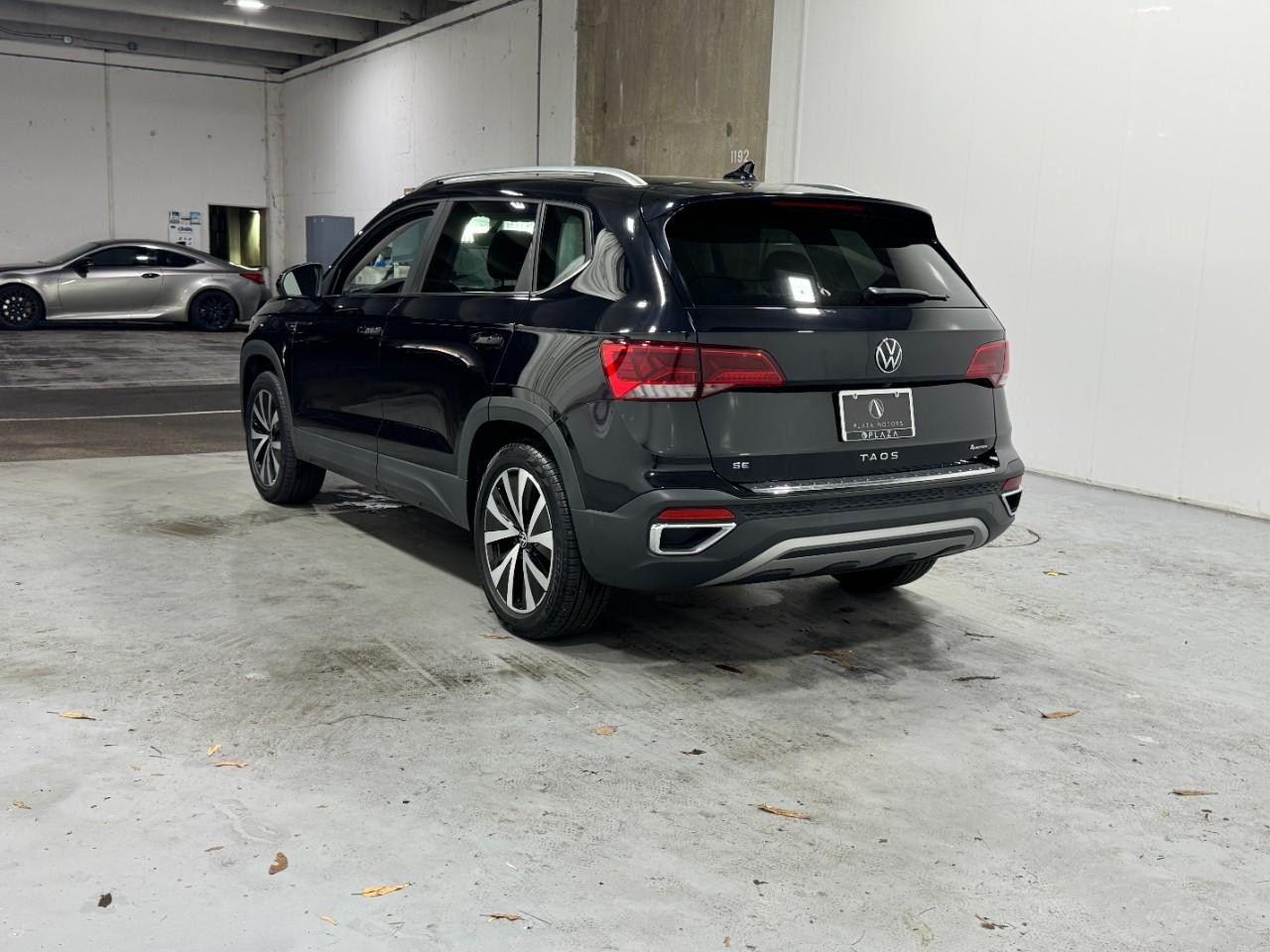 Volkswagen Taos Vehicle Full-screen Gallery Image 3