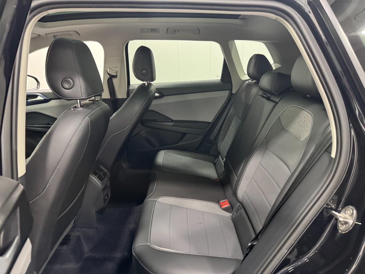 Volkswagen Taos Vehicle Full-screen Gallery Image 8