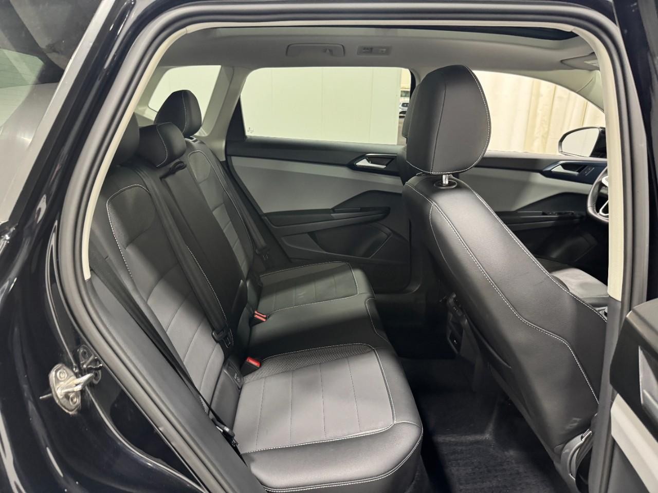 Volkswagen Taos Vehicle Full-screen Gallery Image 10