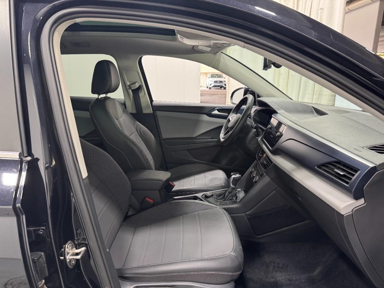 Volkswagen Taos Vehicle Full-screen Gallery Image 18