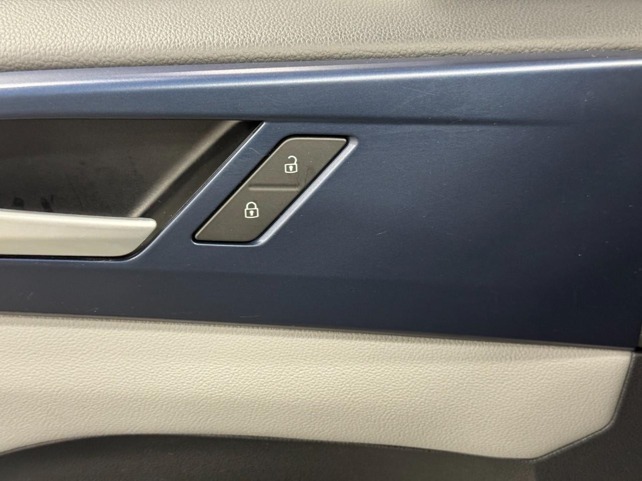 Volkswagen Taos Vehicle Full-screen Gallery Image 23