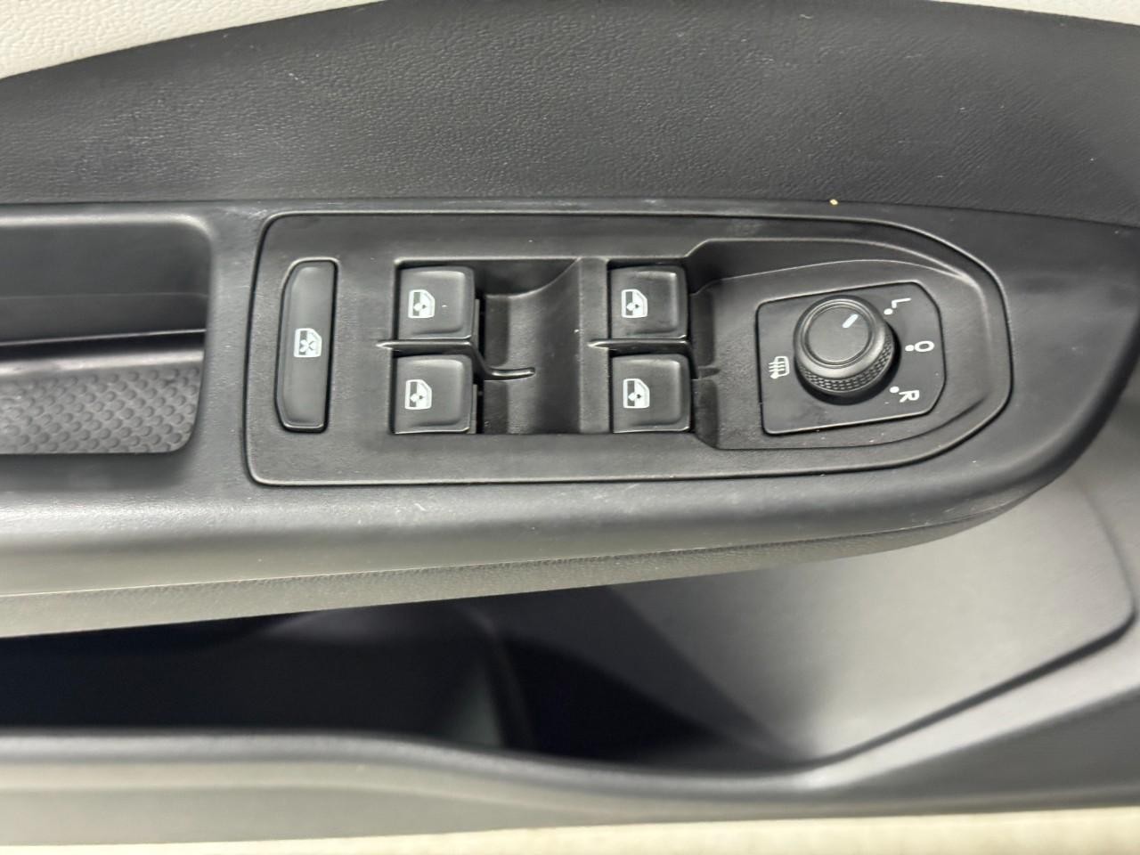 Volkswagen Taos Vehicle Full-screen Gallery Image 24