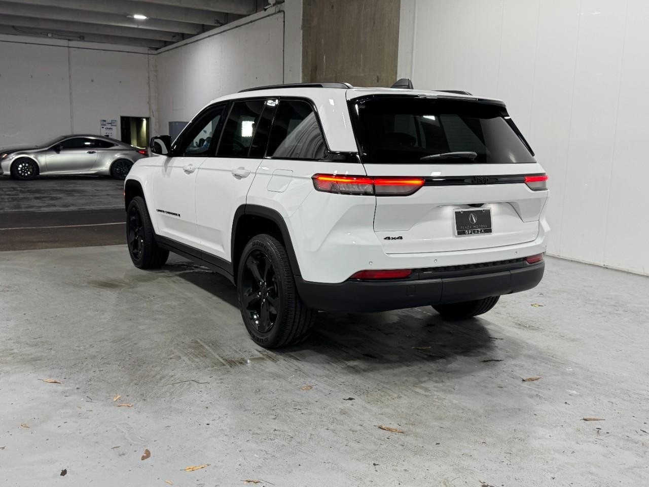 Jeep Grand Cherokee Vehicle Full-screen Gallery Image 3