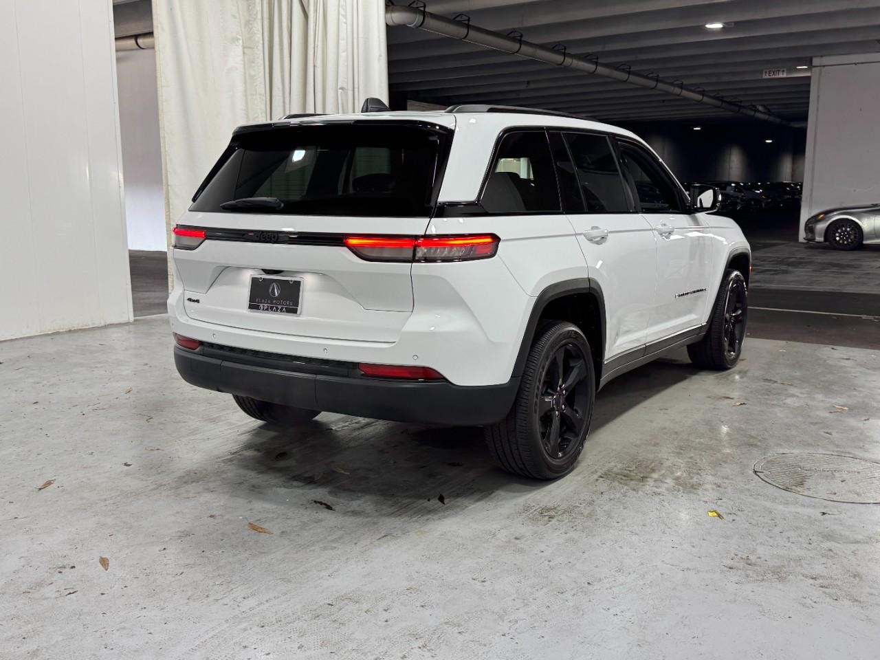 Jeep Grand Cherokee Vehicle Full-screen Gallery Image 4