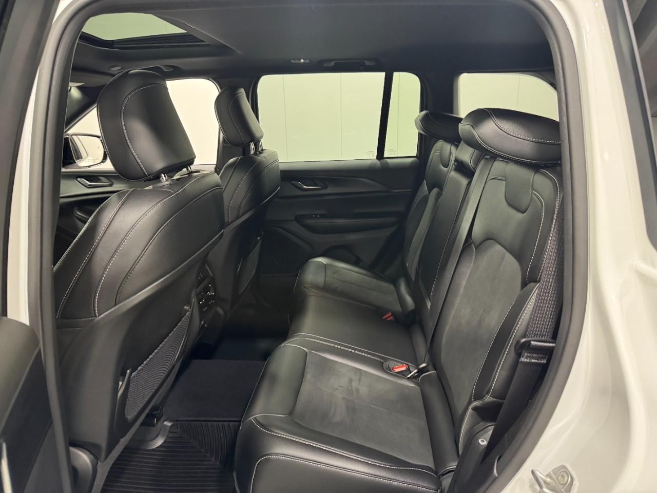 Jeep Grand Cherokee Vehicle Full-screen Gallery Image 8