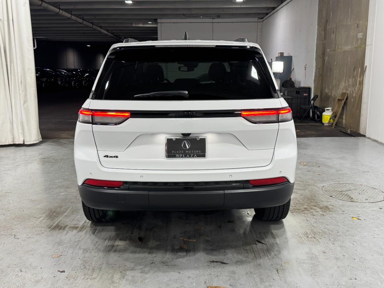 Jeep Grand Cherokee Vehicle Full-screen Gallery Image 9