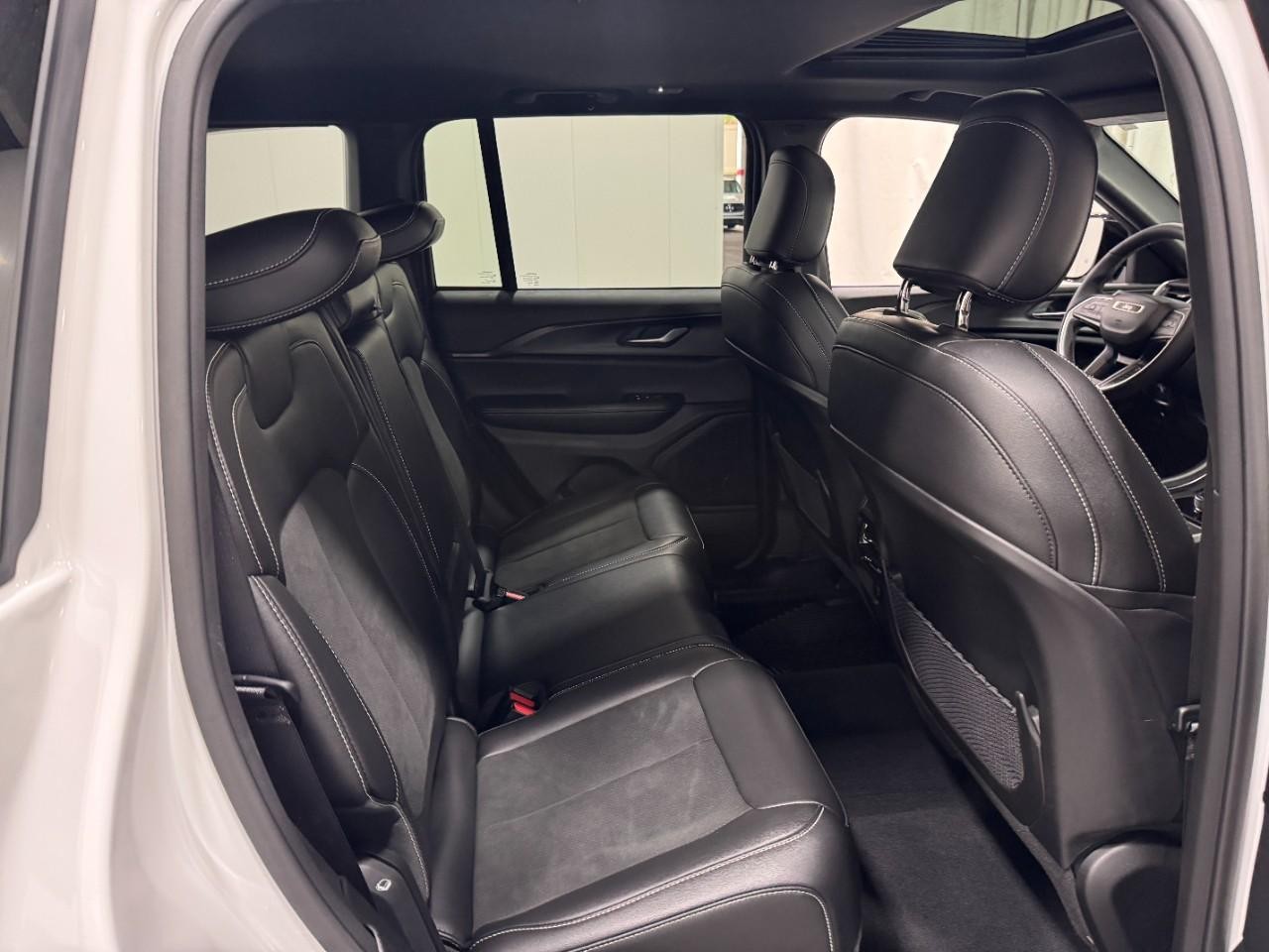 Jeep Grand Cherokee Vehicle Full-screen Gallery Image 10