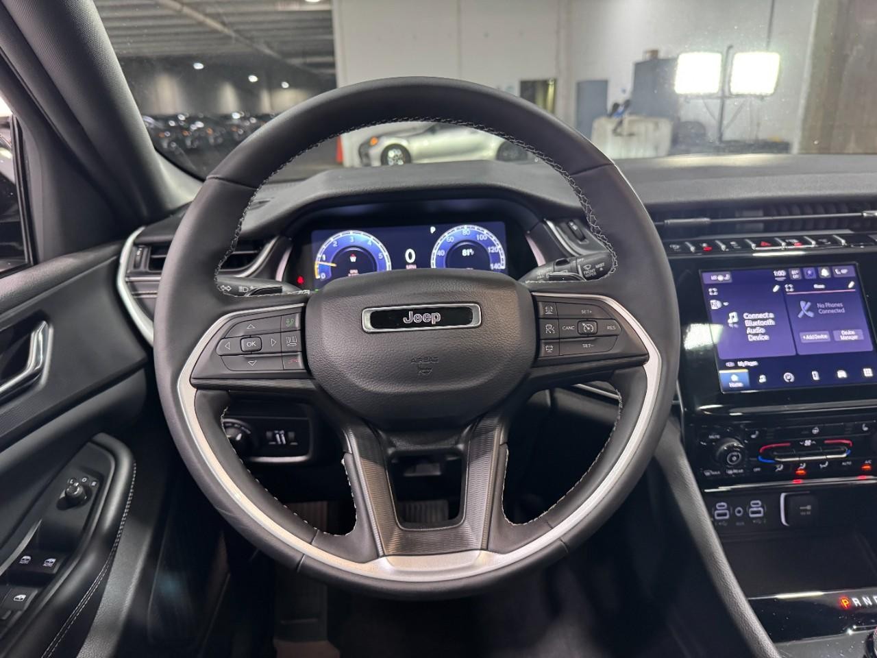 Jeep Grand Cherokee Vehicle Full-screen Gallery Image 13