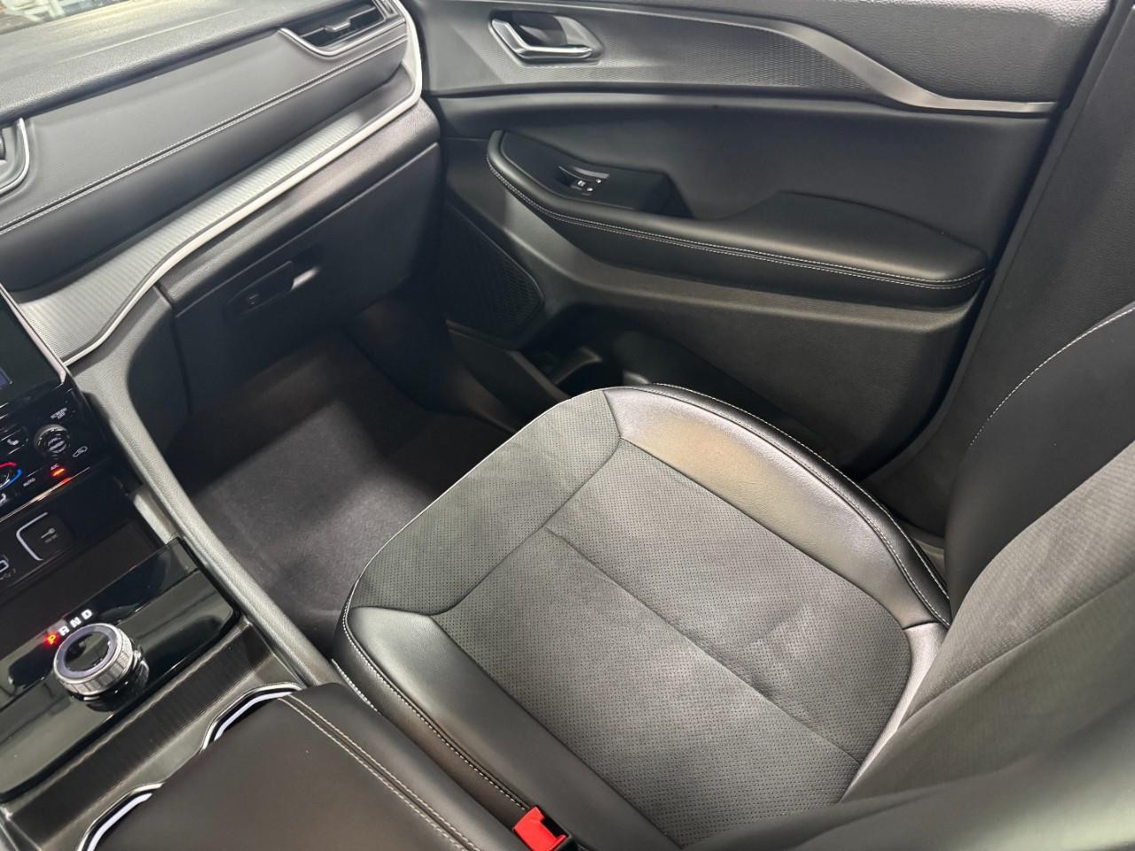 Jeep Grand Cherokee Vehicle Full-screen Gallery Image 17