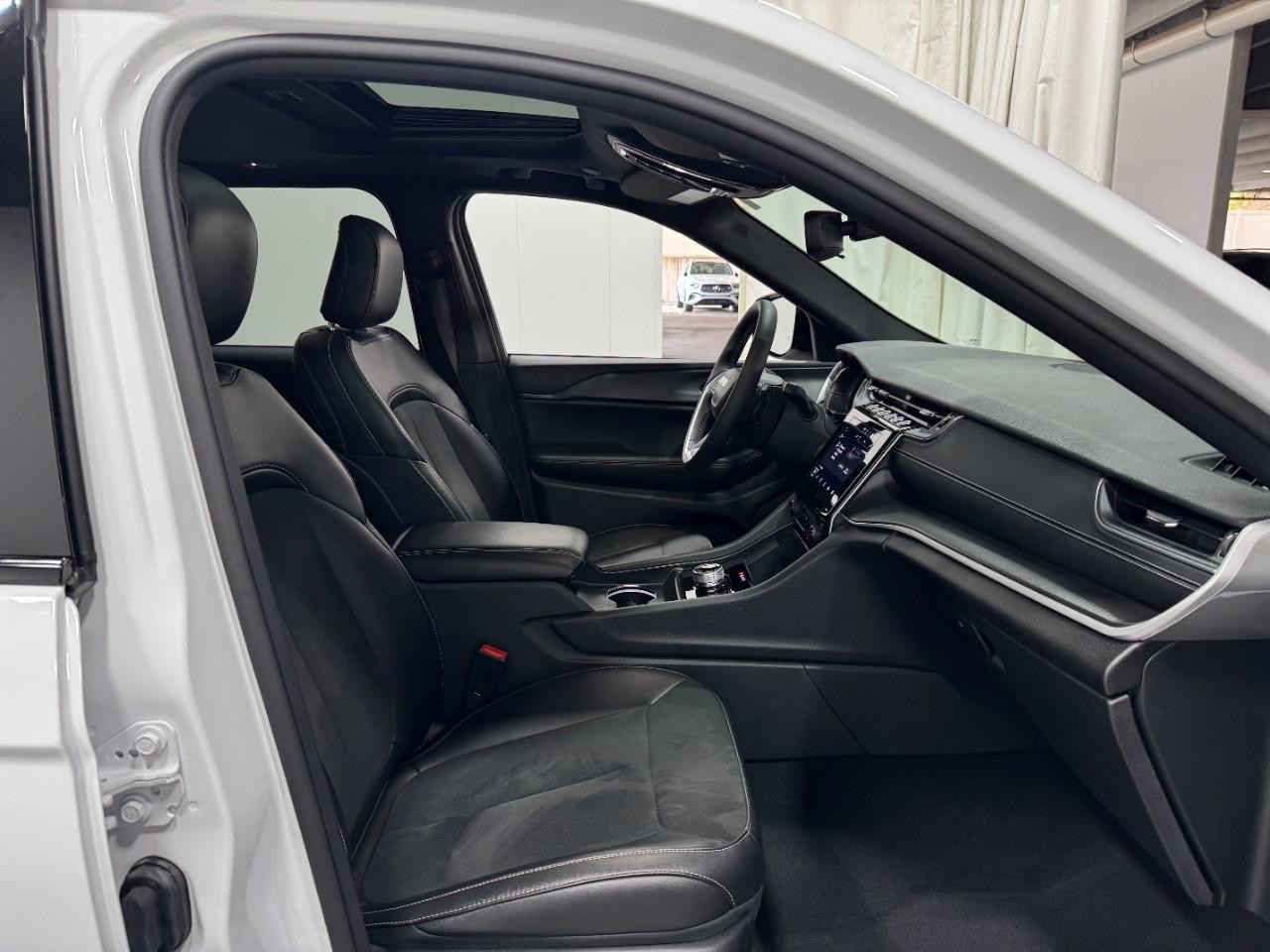 Jeep Grand Cherokee Vehicle Full-screen Gallery Image 18