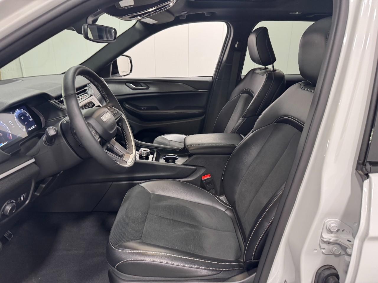 Jeep Grand Cherokee Vehicle Full-screen Gallery Image 23