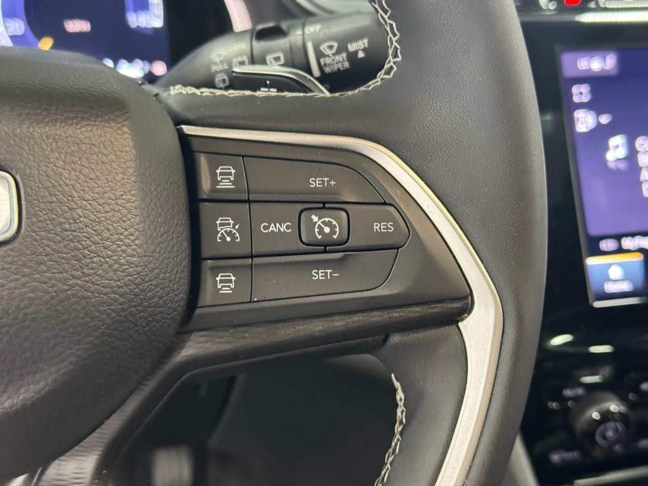 Jeep Grand Cherokee Vehicle Full-screen Gallery Image 28