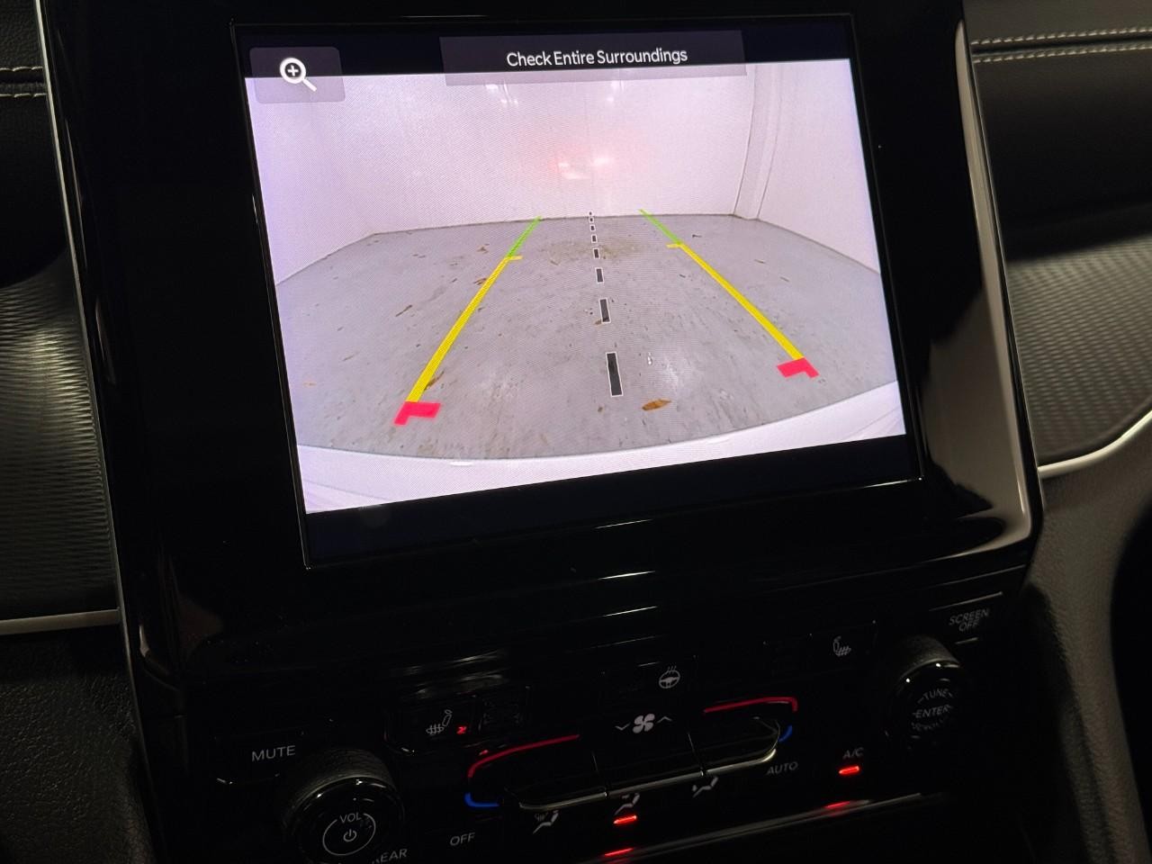 Jeep Grand Cherokee Vehicle Full-screen Gallery Image 30