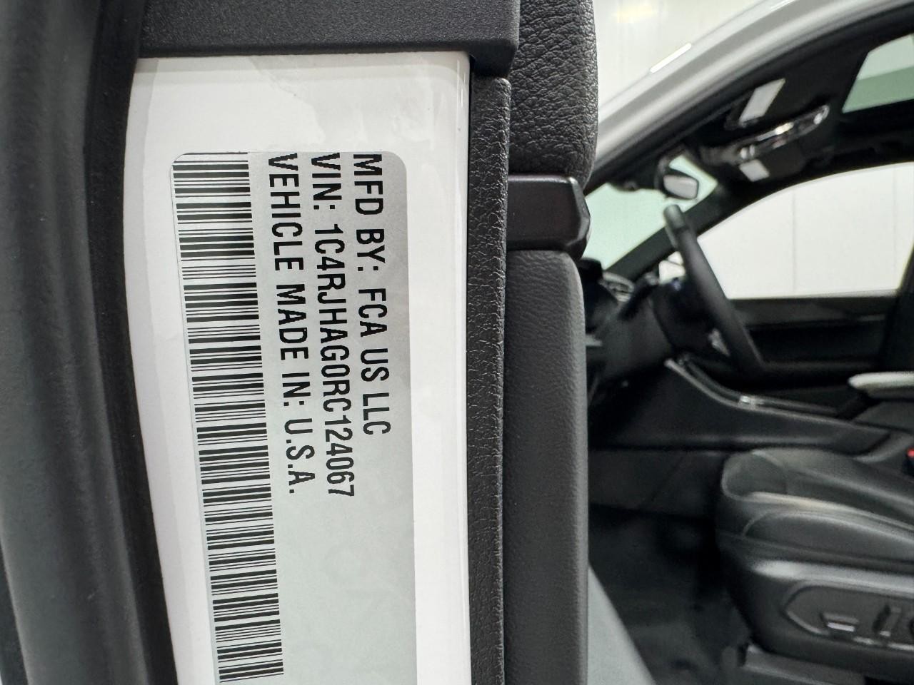 Jeep Grand Cherokee Vehicle Full-screen Gallery Image 31