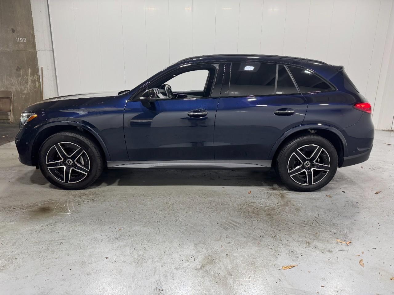 Mercedes-Benz GLC Vehicle Full-screen Gallery Image 2