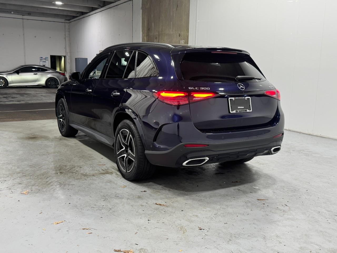 Mercedes-Benz GLC Vehicle Full-screen Gallery Image 3