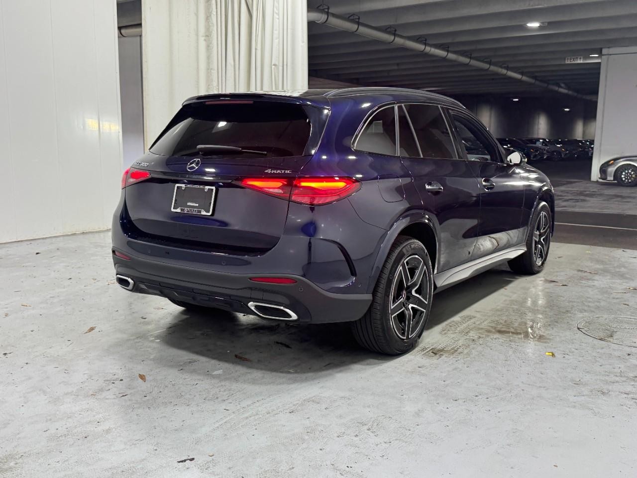 Mercedes-Benz GLC Vehicle Full-screen Gallery Image 4