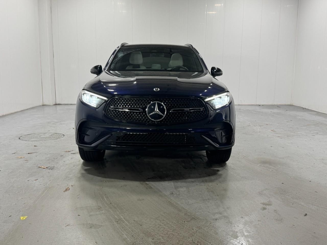 Mercedes-Benz GLC Vehicle Full-screen Gallery Image 7