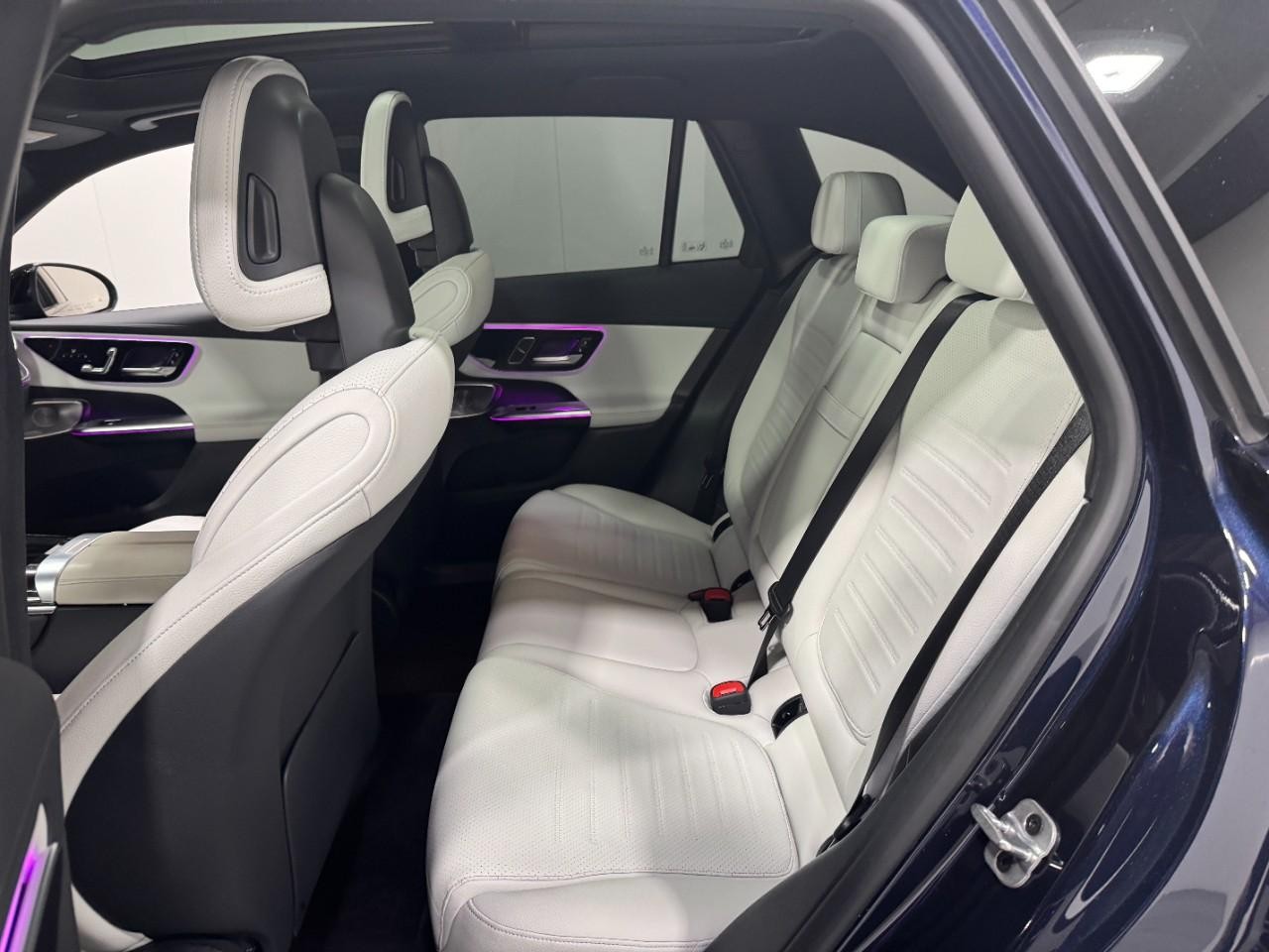 Mercedes-Benz GLC Vehicle Full-screen Gallery Image 8