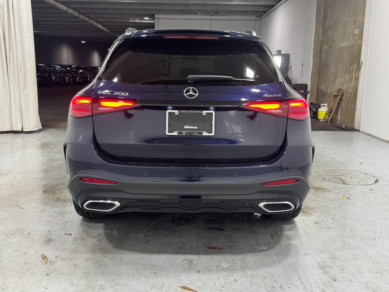 Mercedes-Benz GLC Vehicle Full-screen Gallery Image 9