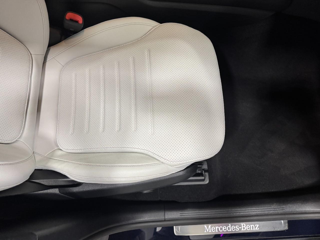 Mercedes-Benz GLC Vehicle Full-screen Gallery Image 17