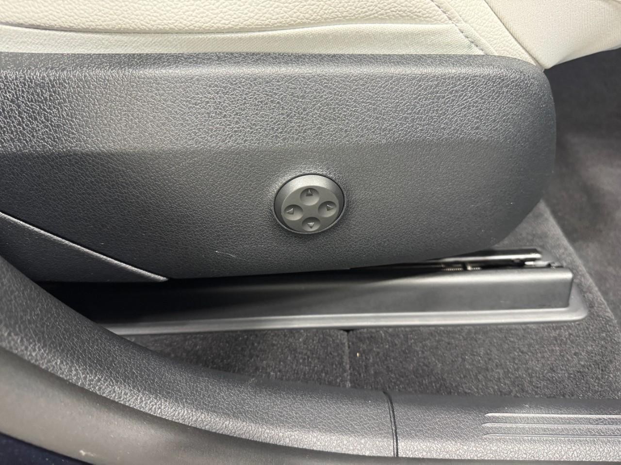 Mercedes-Benz GLC Vehicle Full-screen Gallery Image 18