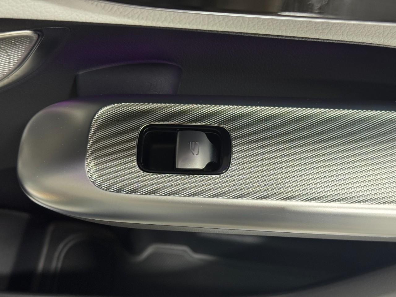 Mercedes-Benz GLC Vehicle Full-screen Gallery Image 21