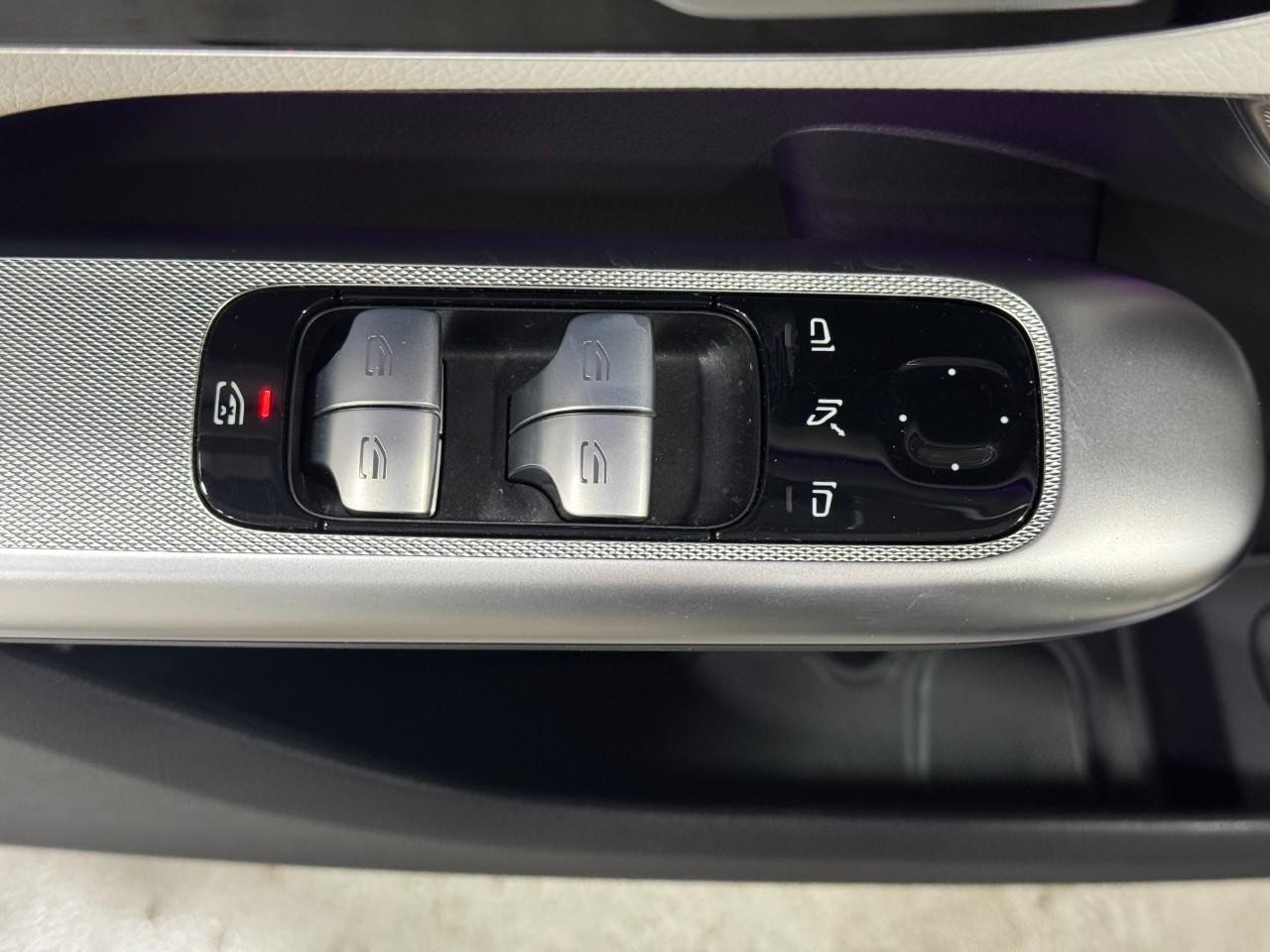 Mercedes-Benz GLC Vehicle Full-screen Gallery Image 24