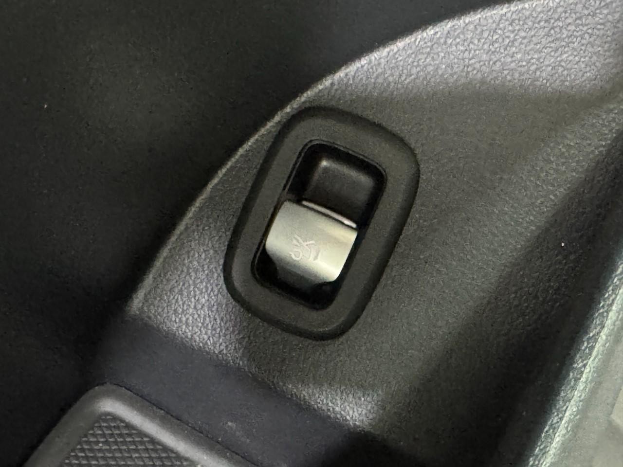 Mercedes-Benz GLC Vehicle Full-screen Gallery Image 26