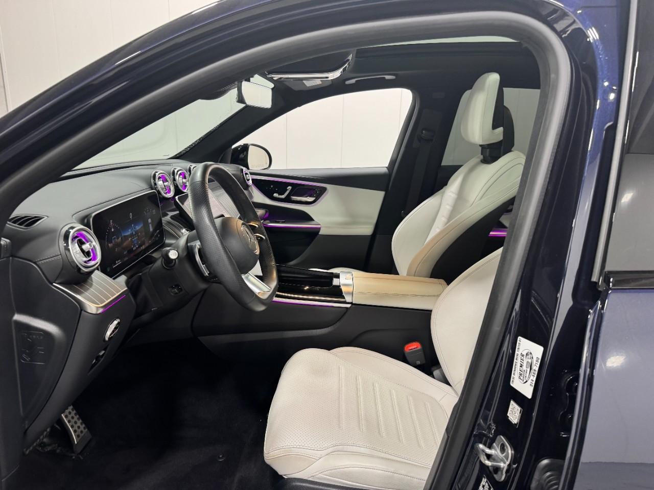 Mercedes-Benz GLC Vehicle Full-screen Gallery Image 27