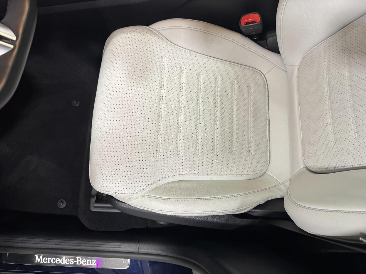 Mercedes-Benz GLC Vehicle Full-screen Gallery Image 28