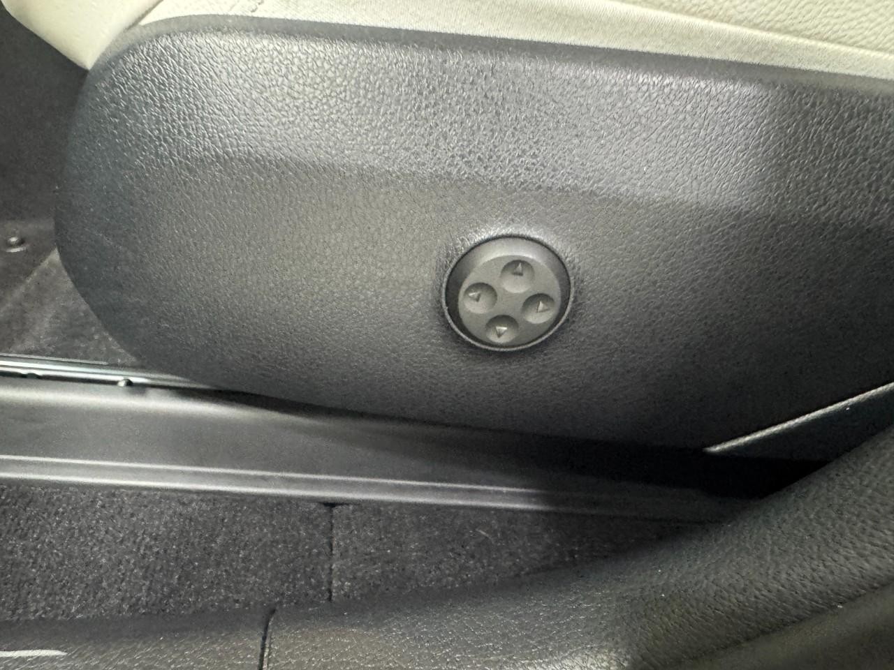 Mercedes-Benz GLC Vehicle Full-screen Gallery Image 29