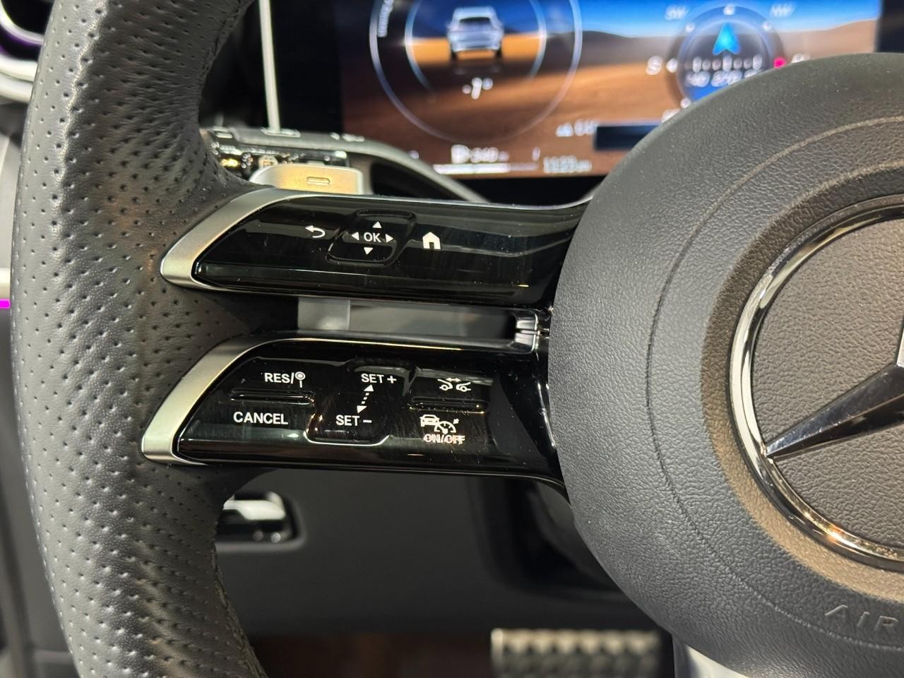 Mercedes-Benz GLC Vehicle Full-screen Gallery Image 31