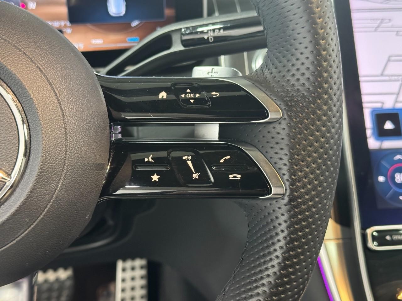 Mercedes-Benz GLC Vehicle Full-screen Gallery Image 32