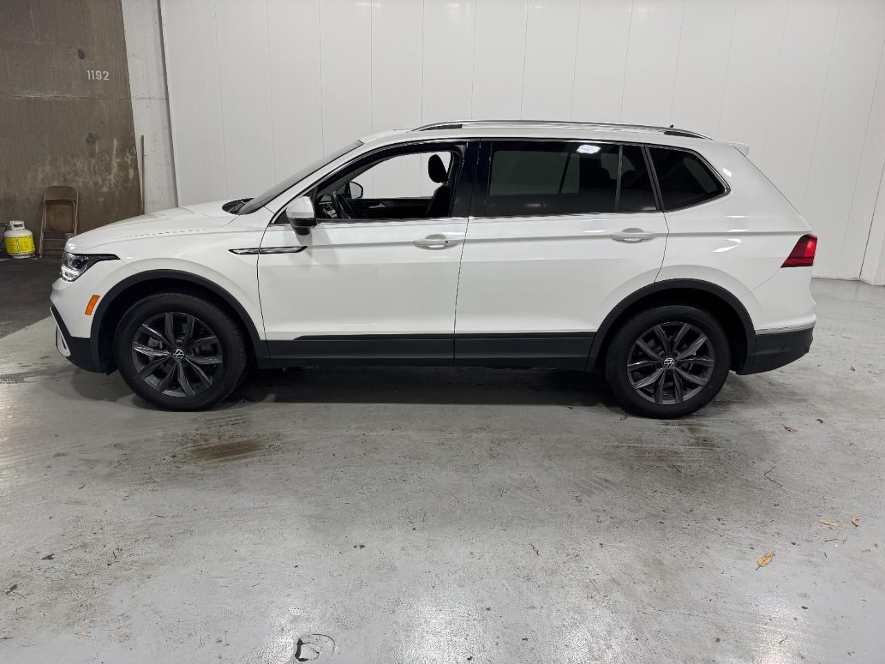 Volkswagen Tiguan Vehicle Full-screen Gallery Image 2