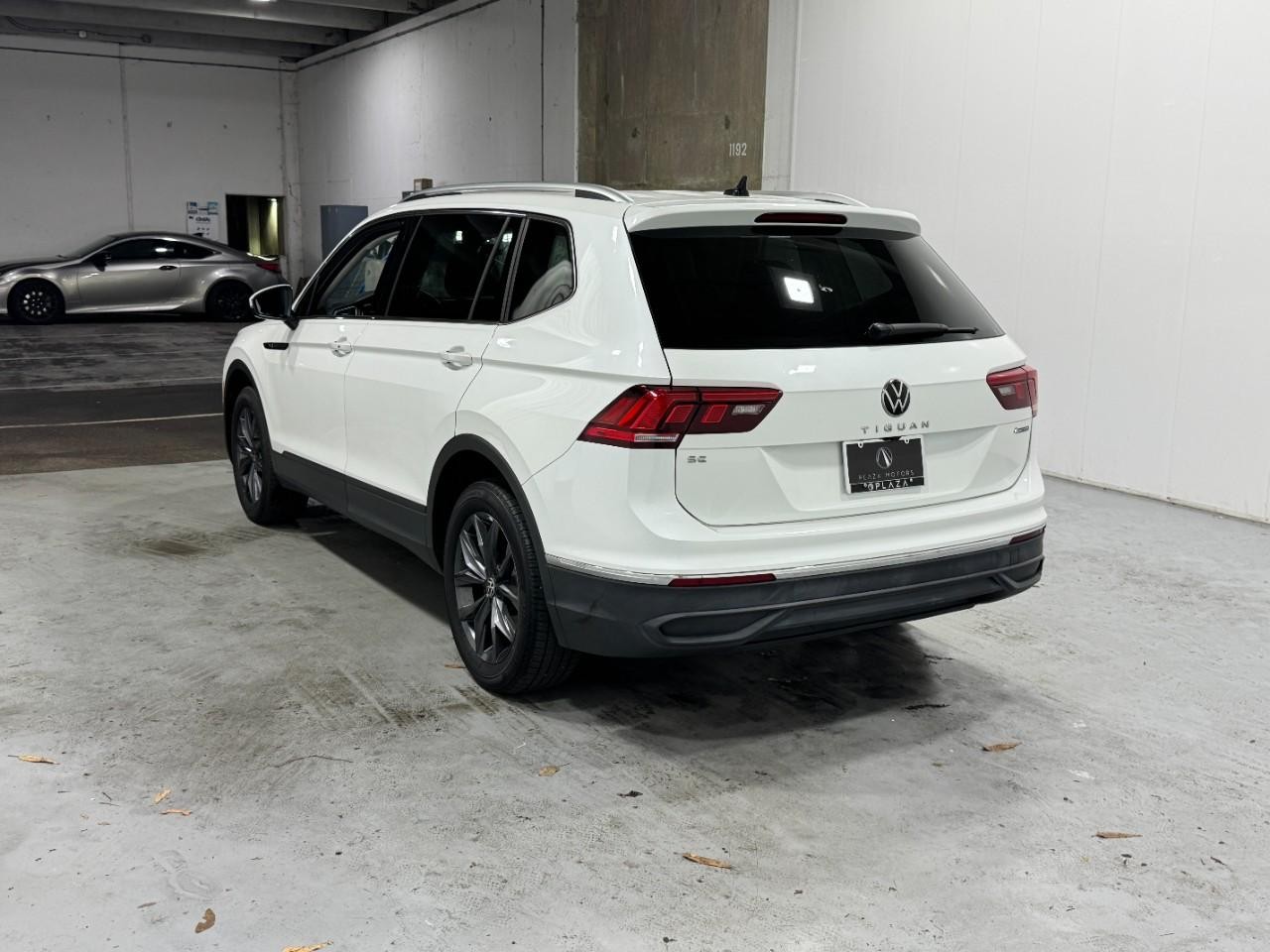 Volkswagen Tiguan Vehicle Full-screen Gallery Image 3