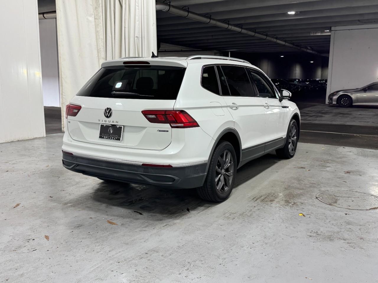 Volkswagen Tiguan Vehicle Full-screen Gallery Image 4