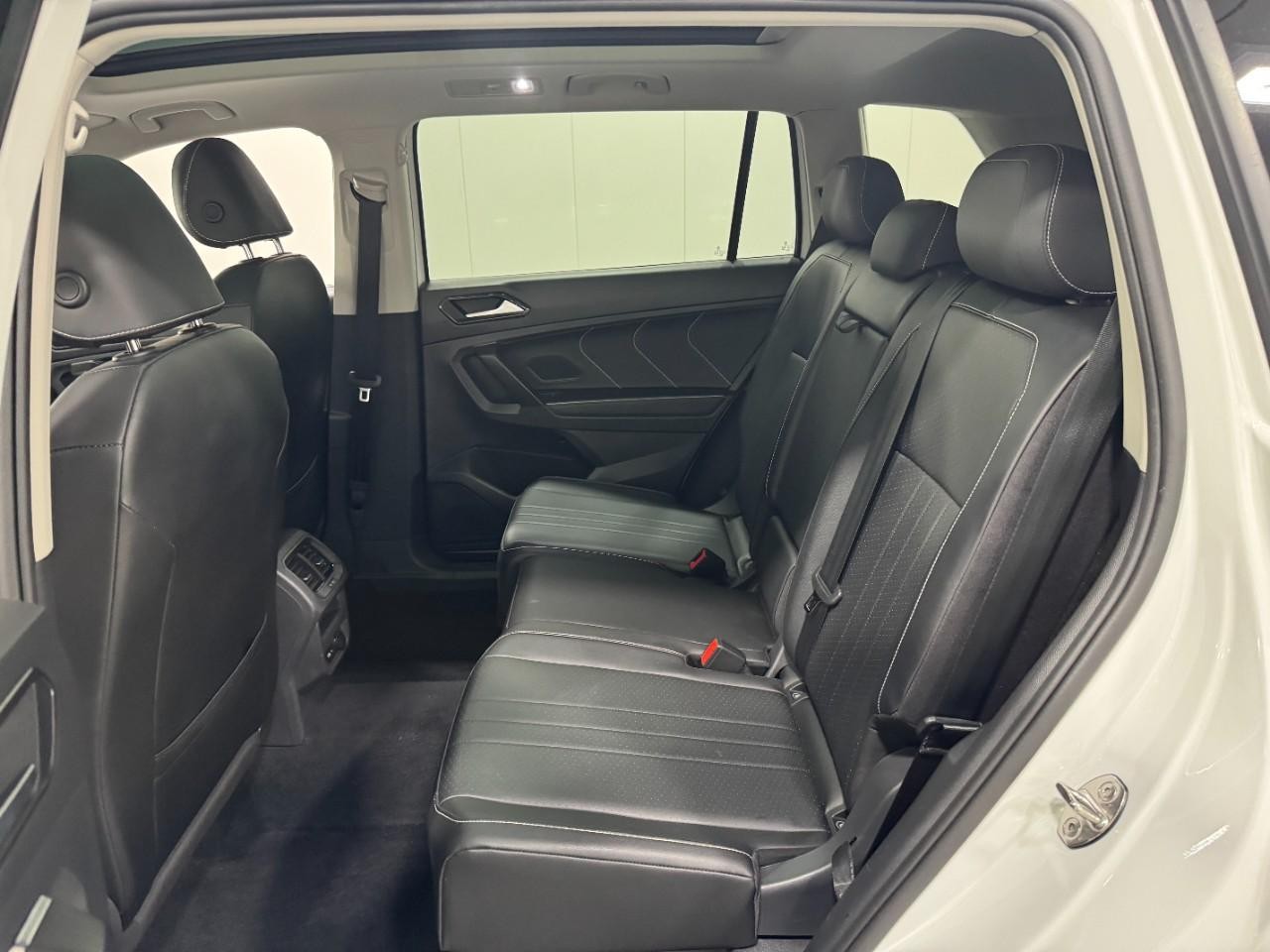 Volkswagen Tiguan Vehicle Full-screen Gallery Image 8