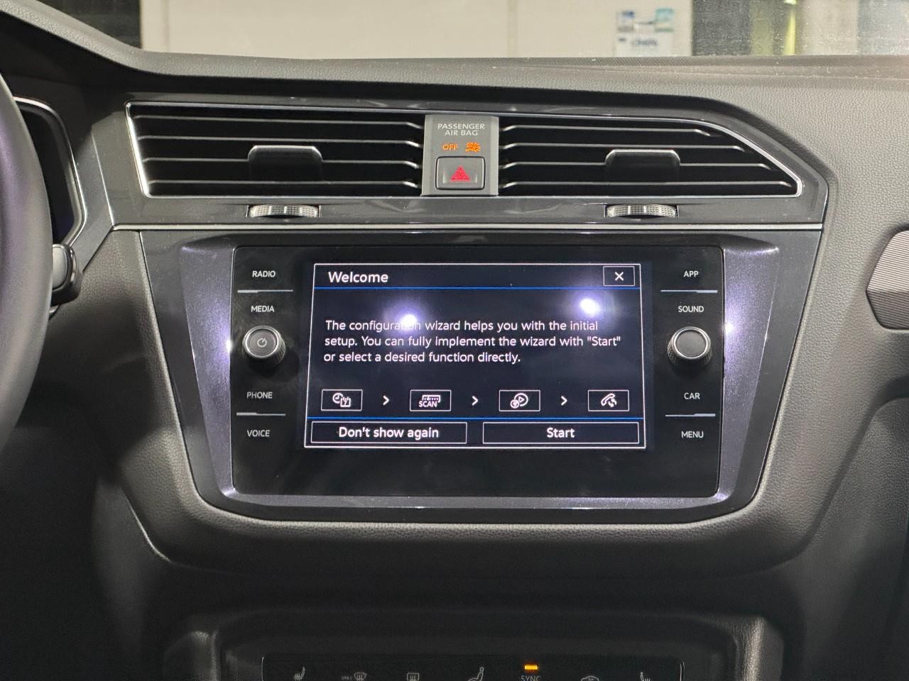 Volkswagen Tiguan Vehicle Full-screen Gallery Image 14