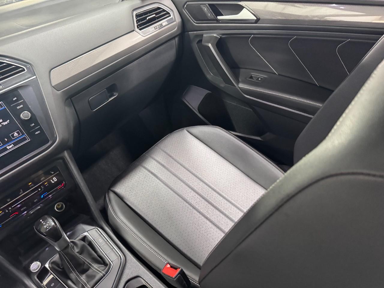 Volkswagen Tiguan Vehicle Full-screen Gallery Image 17