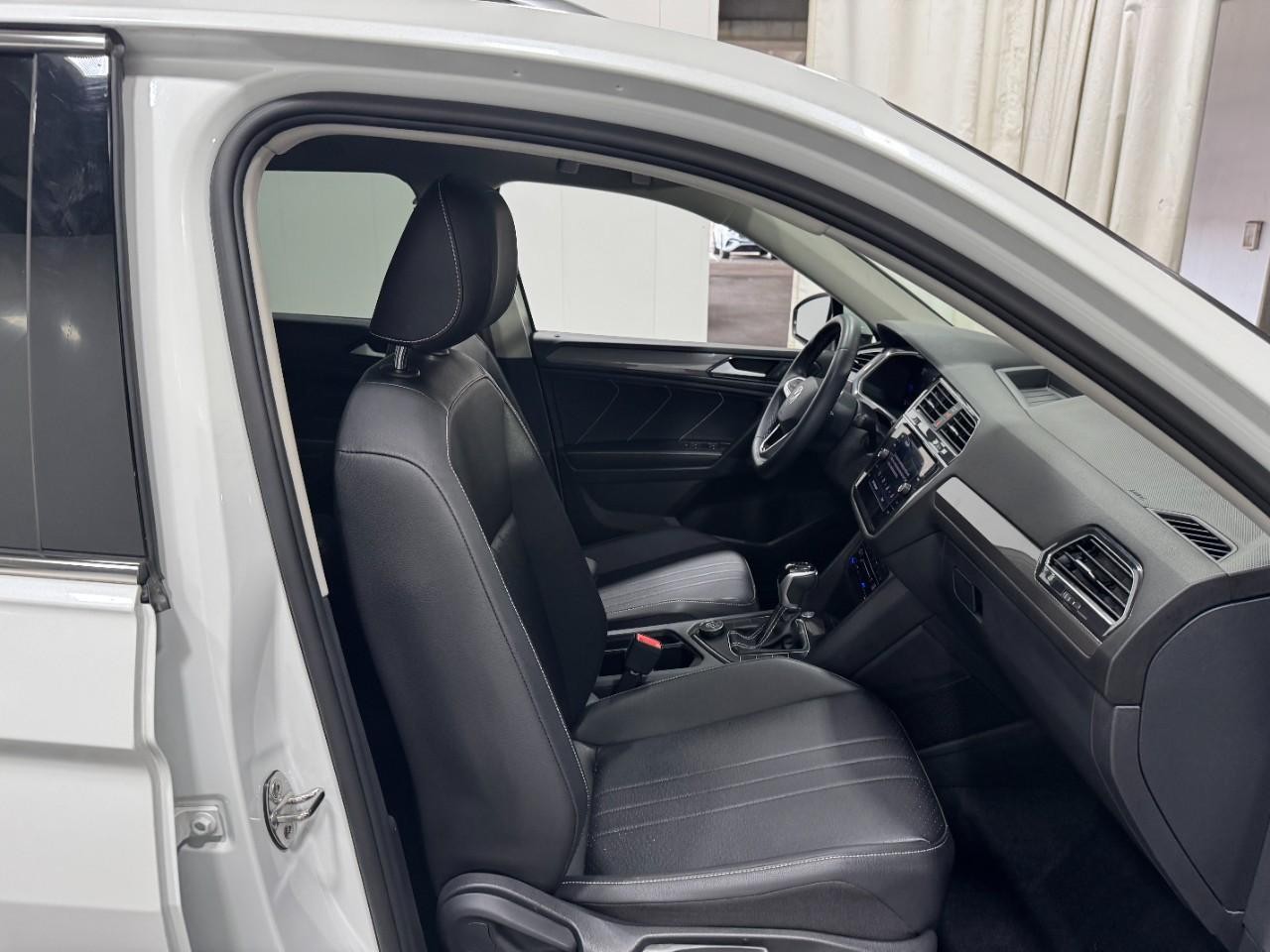 Volkswagen Tiguan Vehicle Full-screen Gallery Image 18