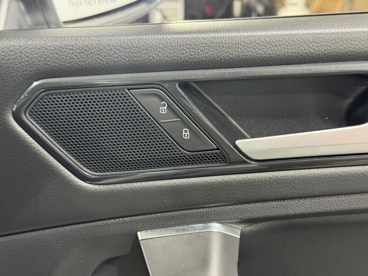 Volkswagen Tiguan Vehicle Full-screen Gallery Image 21