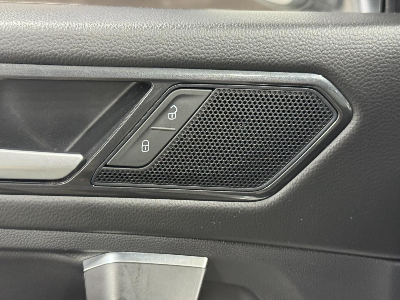 Volkswagen Tiguan Vehicle Full-screen Gallery Image 23